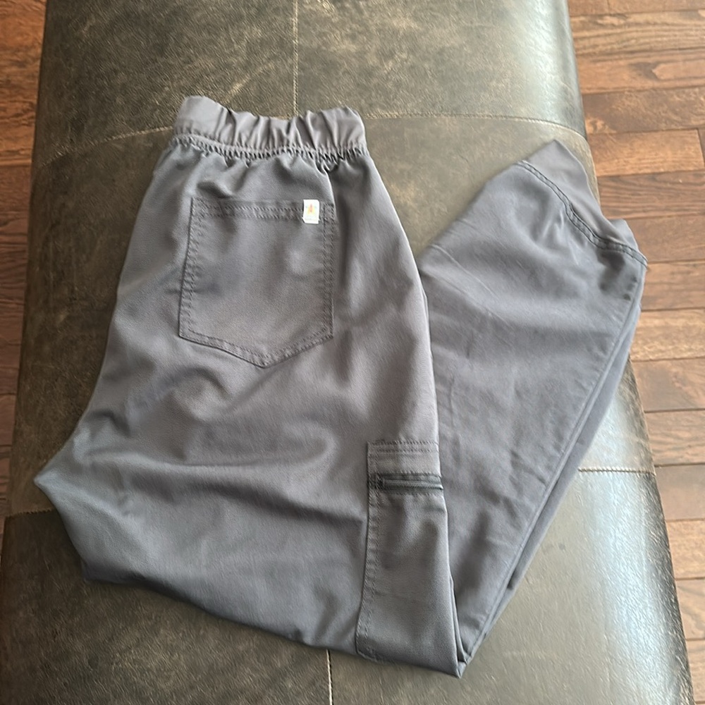 Like new: Scrubstar gray jogger scrub pants and Gray scrub top - Picture 2 of 4